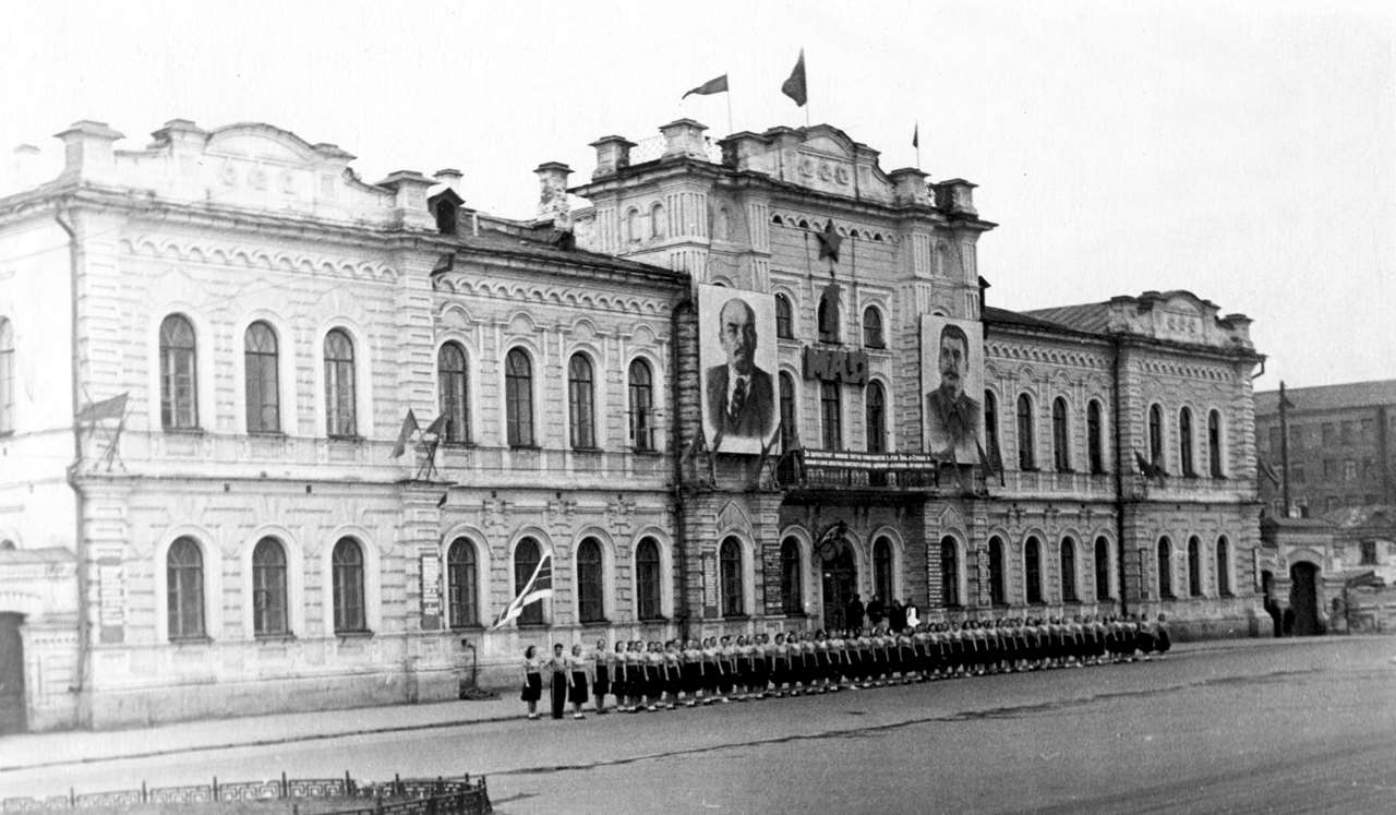 Екатеринбург. Ул. К. Либкнехта, 9. Бывшее здание женской гимназии, ныне — Уральский государственный педагогический университет