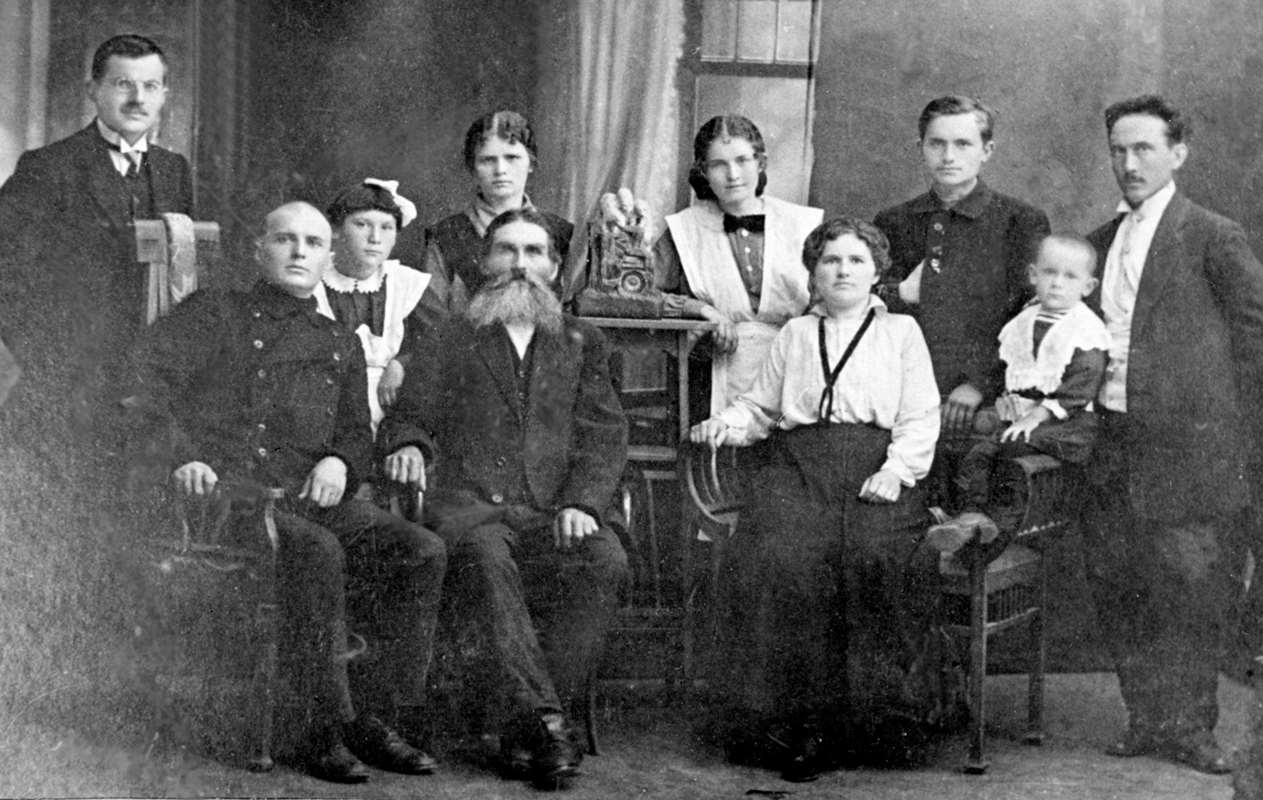 Семейный портрет (Семен Давыдович третий справа)