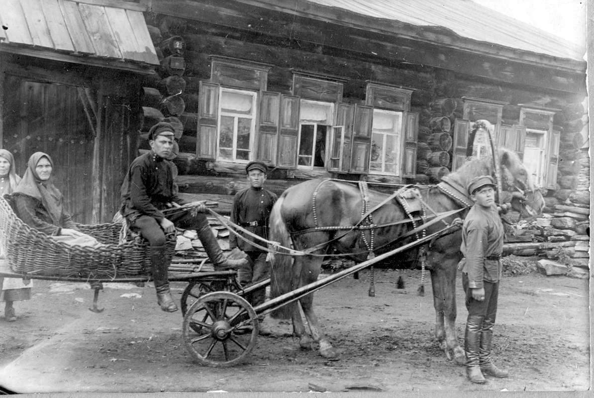 Около дома колхозницы Числовой А