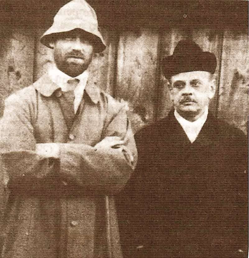 М.А. Романов (слева), выпущенный из тюрьмы. Рядом с ним не Н.Н. Джонсон, а сосланный в Пермь полковник П.Л. Знамеровский