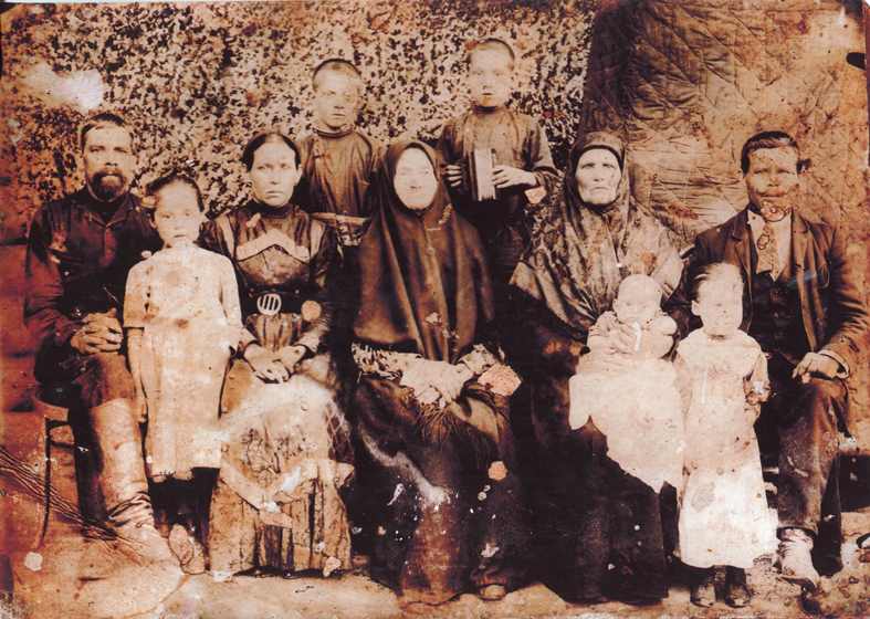 Семья Зюзевых ( Николай Васильевич сидит первый справа ).