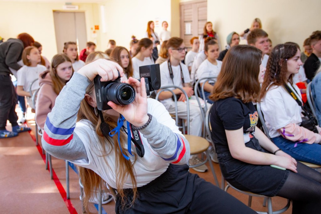На лекции по фоторепортажу от Ильи Сафарова было много юнкоров с фотоаппаратами