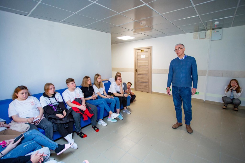 Председатель Союза юнкоров Юрий Шинкаренко обсуждает со школьниками молодежные субкультуры