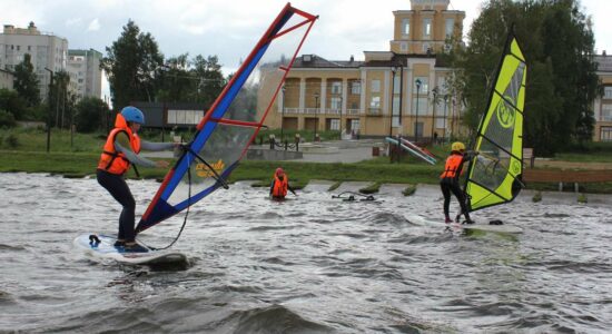 Полетели навстречу ветру