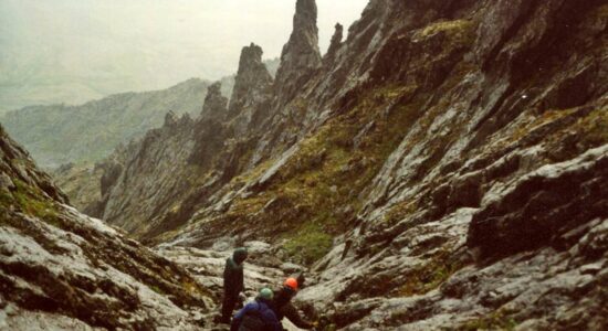 Гора с трещинами