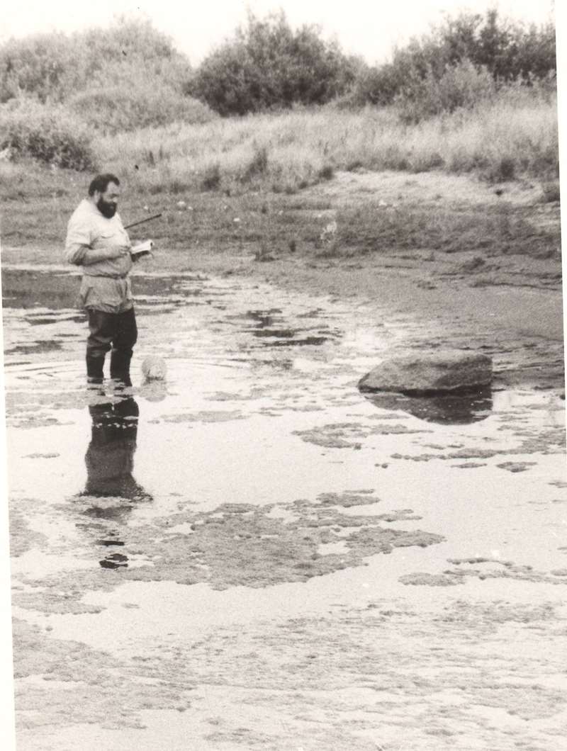 Автор за сбором гидробиологического материала. 1989 г.