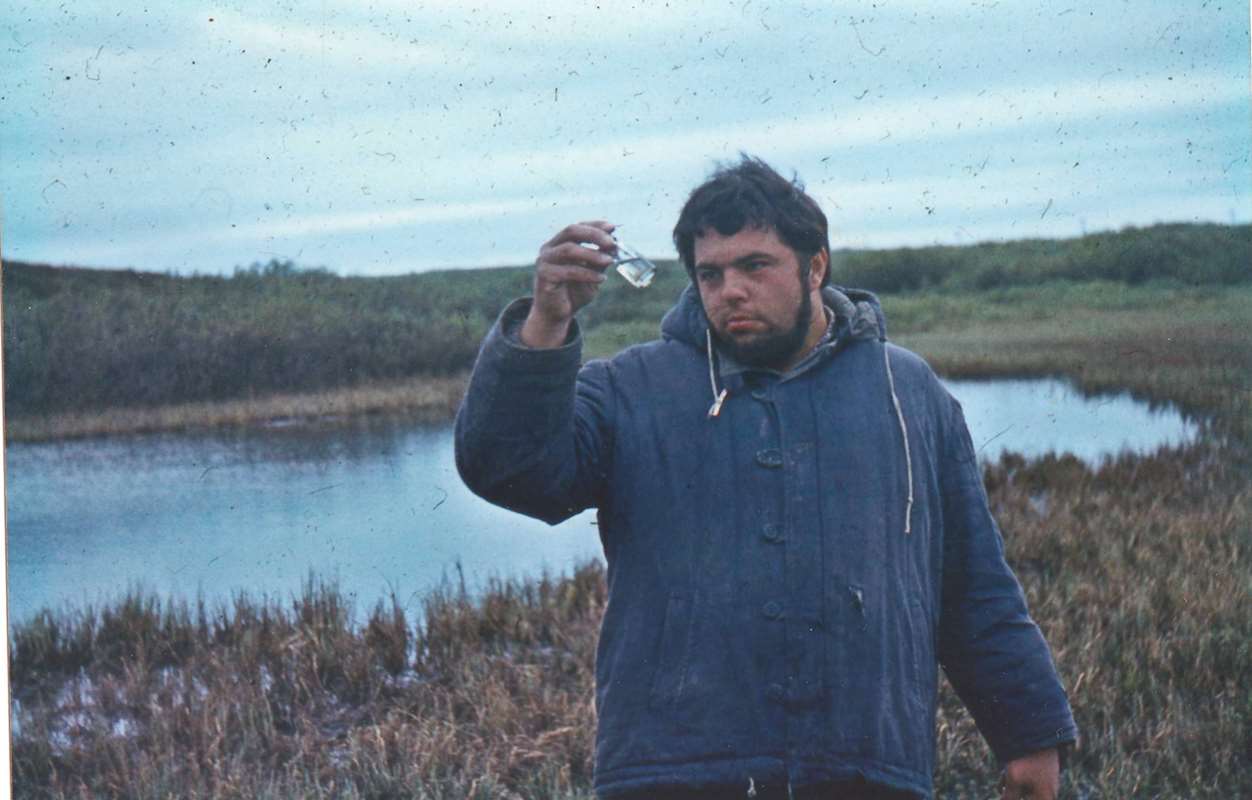 Автор за просмотром гидробиологической пробы. 1976 г