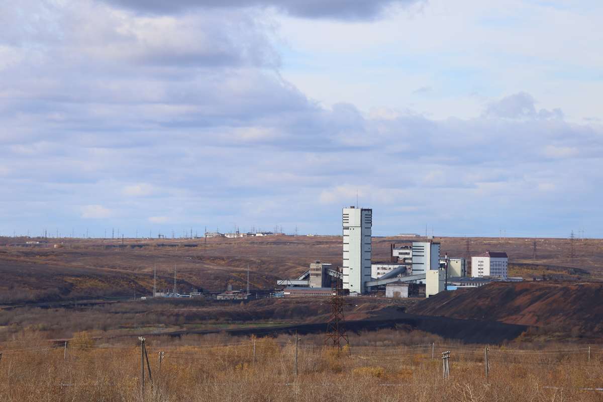Воркутинская шахта — объект антропогенного воздействия на природу тундры.