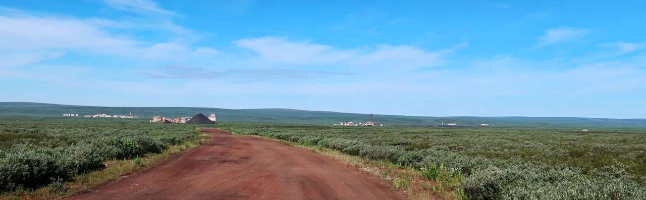 Вид на посёлок Хальмер-Ю — типичный пейзаж в очаге освоения.