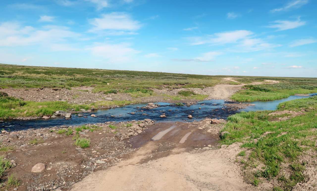 Брод через ручей в тундре