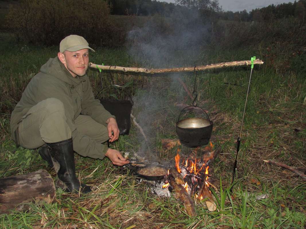 Александр Шевченко (он же «гений кулинарии») за приготовлением ужина